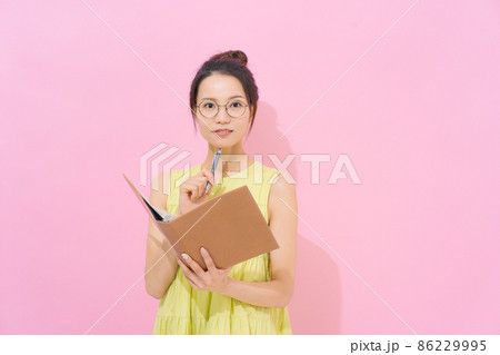 20代女性　資格　勉強　ピンク 86229995