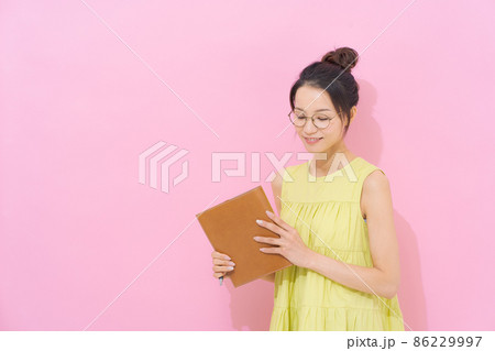 20代女性　資格　勉強　ピンク 86229997