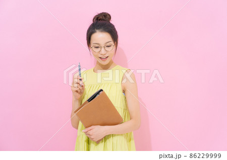 20代女性　資格　勉強　ピンク 86229999