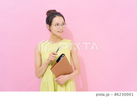 20代女性　資格　勉強　ピンク 86230001