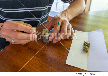 ジョイントを巻く男性の手 86230006