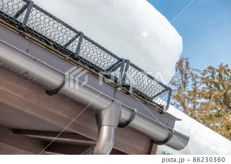 雪止めネット 落雪防止 スノーネットの写真素材 [86230360] - PIXTA