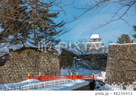 鶴ヶ城天守閣　会津若松市のシンボル　雪景色　廊下橋 86230453
