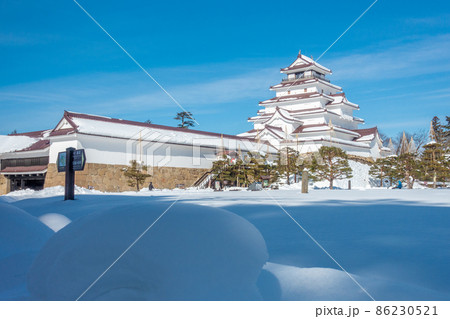 鶴ヶ城天守閣　南走長屋　会津若松市のシンボル　赤瓦葺　雪景色　城址公園 86230521