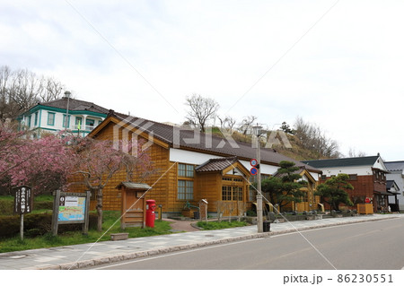 北海道　江差　丸ポストのある風景（江差町会所会館前） 86230551