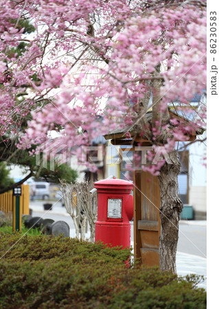 北海道　江差　丸ポストのある風景（江差町会所会館前） 86230583