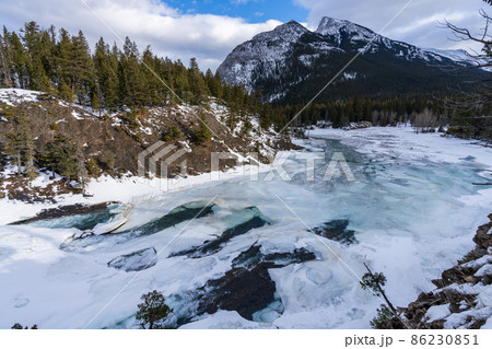 冬のバンフ国立公園の絶景　カナダ　カナディアン・ロッキー山脈 86230851