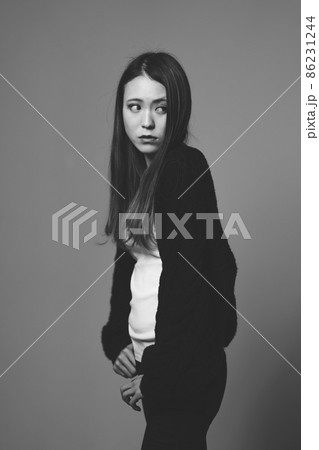 モノクロのクールな女性ポートレートの写真素材 [86231244] - PIXTA