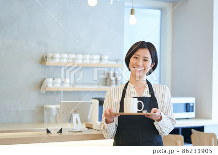 カフェ　カフェバー　スタッフ　店員 86231905