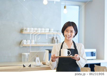 カフェ　カフェバー　スタッフ　店員 86231906