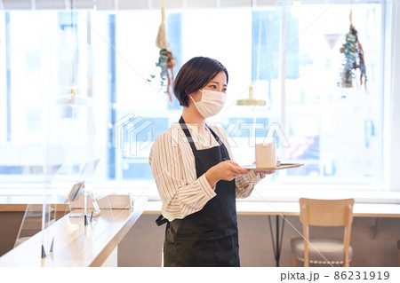 カフェ　カフェバー　スタッフ　店員 86231919