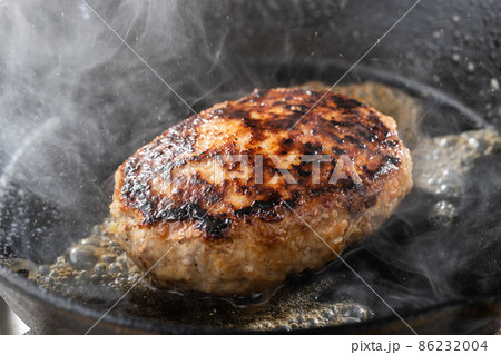 湯気の立つジューシーなハンバーグステーキ 86232004