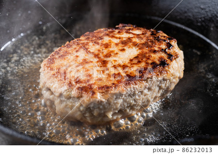 湯気の立つジューシーなハンバーグステーキ 湯気の立つジューシーなハンバーグステーキ 86232013