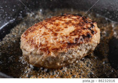 湯気の立つジューシーなハンバーグステーキ 86232016