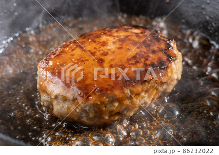 湯気の立つジューシーなハンバーグステーキ 86232022