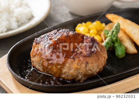 湯気の立つジューシーなハンバーグステーキ 湯気の立つジューシーなハンバーグステーキ 86232031