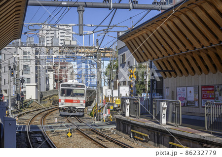 東急池上線　戸越銀座駅プラットホームと電車　東京都品川区 86232779