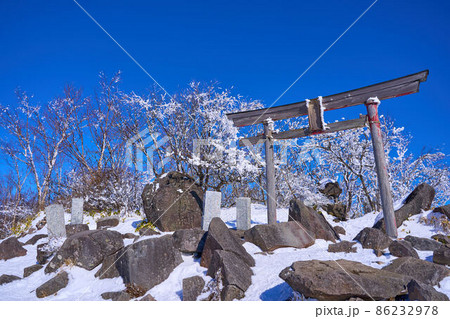 冬の赤城山 黒檜山の山頂付近にある黒檜山大神の鳥居と祠 86232978