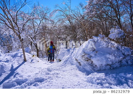 冬の赤城山 黒檜山の山頂の稜線を歩く登山者 冬の赤城山 黒檜山の山頂の稜線を歩く登山者 86232979