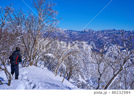 冬の赤城山 黒檜山の山頂から北東側(皇海山,男体山など)の眺望 86232984