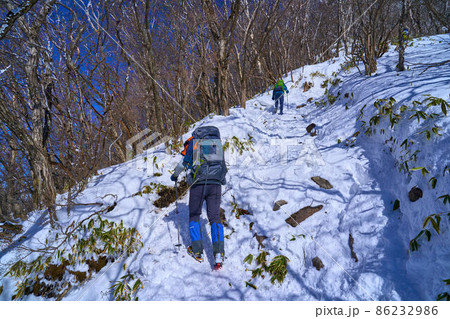 冬の赤城山 大沼の黒檜山登山口から山頂方面へ向かう(1660m付近)登山者 冬の赤城山 大沼の黒檜山登山口から山頂方面へ向かう(1660m付近)登山者 86232986
