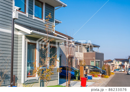 新築住宅が並ぶニュータウン 新築住宅が並ぶニュータウン 86233076