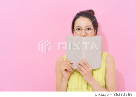 読書　本　20代女性　ピンク背景 86233269