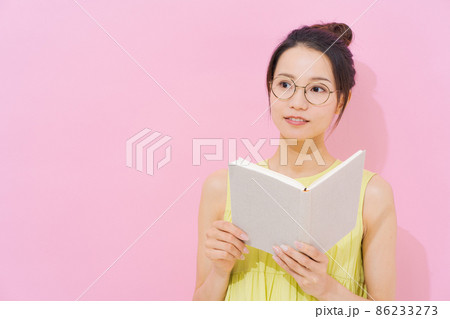 読書 本 20代女性 ピンク背景 読書 本 20代女性 ピンク背景 86233273