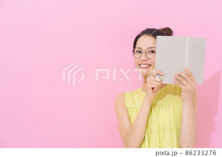 読書 本 20代女性 ピンク背景 読書 本 20代女性 ピンク背景 86233276