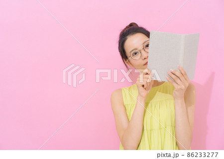 読書　本　20代女性　ピンク背景 86233277