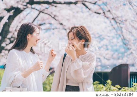 桜の名所を観光する女性（友達） 86233284