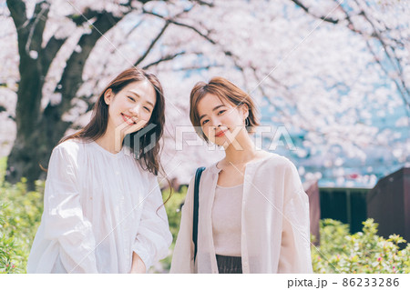 桜の名所を観光する女性（友達） 86233286