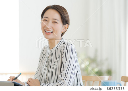 液晶タブレット　ペン　女性 86233533