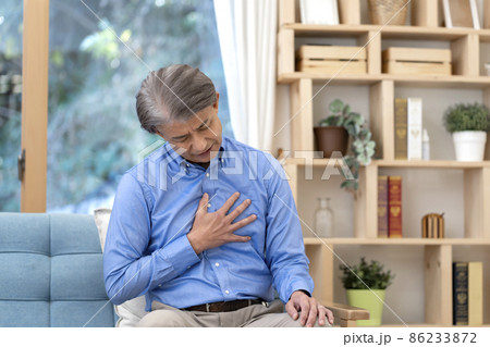 体調不良のミドル男性　胸痛　 86233872