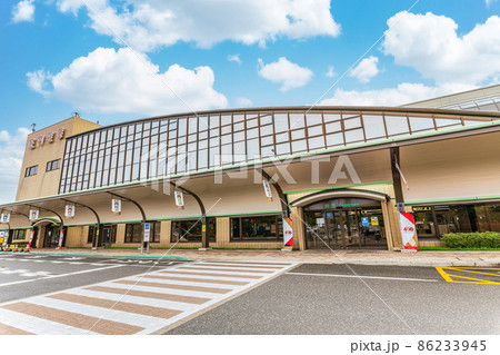 山形県酒田市　晴天の庄内空港ターミナルビル 86233945