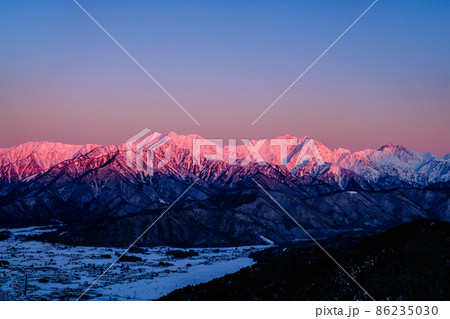 モルゲンロートに染まる爺ヶ岳・鹿島槍ヶ岳（冬・鷹狩山より） 86235030