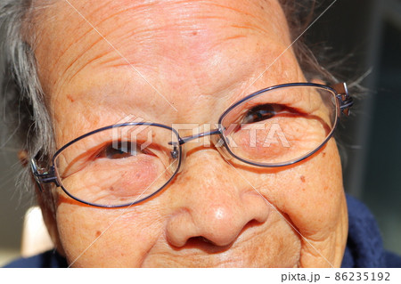 老眼　目尻のシワ 86235192