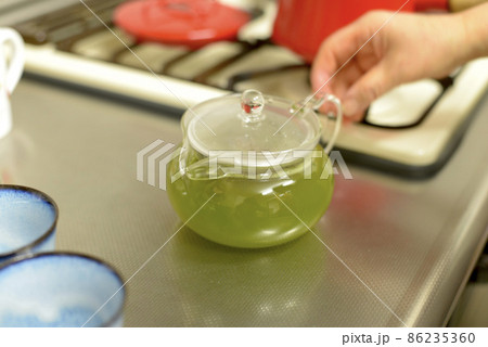 キッチンで急須にお茶を淹れた様子 キッチンで急須にお茶を淹れた様子 86235360