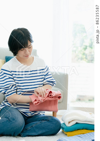 洗濯物を畳む女性 86235587