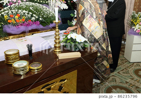 葬儀前、お剃刀の義 86235796