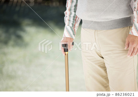杖を持ったシニア男性手元 86236021