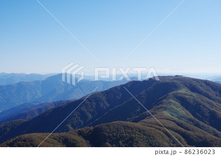 銀杏峰と荒島岳　部子山山頂から望む　福井県大野市 86236023