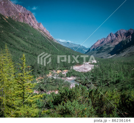 A landscape with mountains and mountain lake 86236164