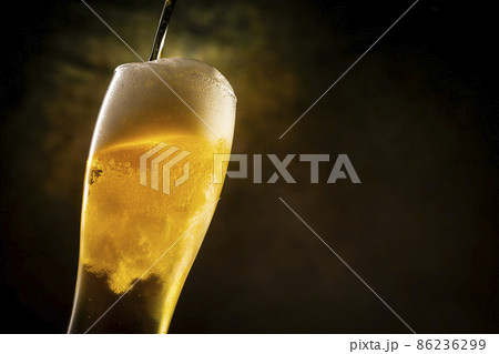 ビールを注ぐ 86236299
