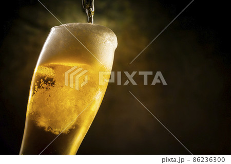 ビールを注ぐ ビールを注ぐ 86236300
