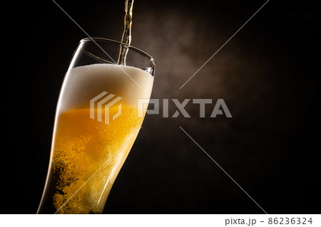 ビールを注ぐ ビールを注ぐ 86236324