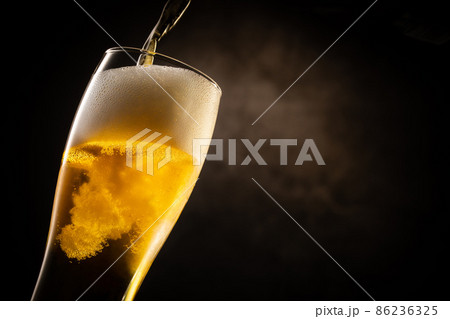 ビールを注ぐ 86236325