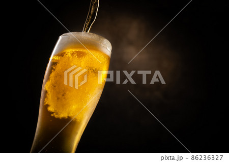 ビールを注ぐ ビールを注ぐ 86236327