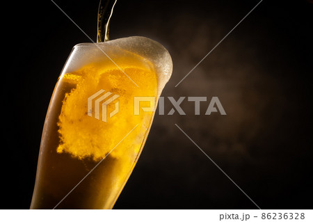 ビールを注ぐ ビールを注ぐ 86236328