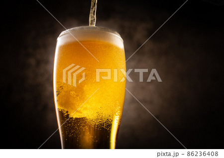 ビールを注ぐ ビールを注ぐ 86236408